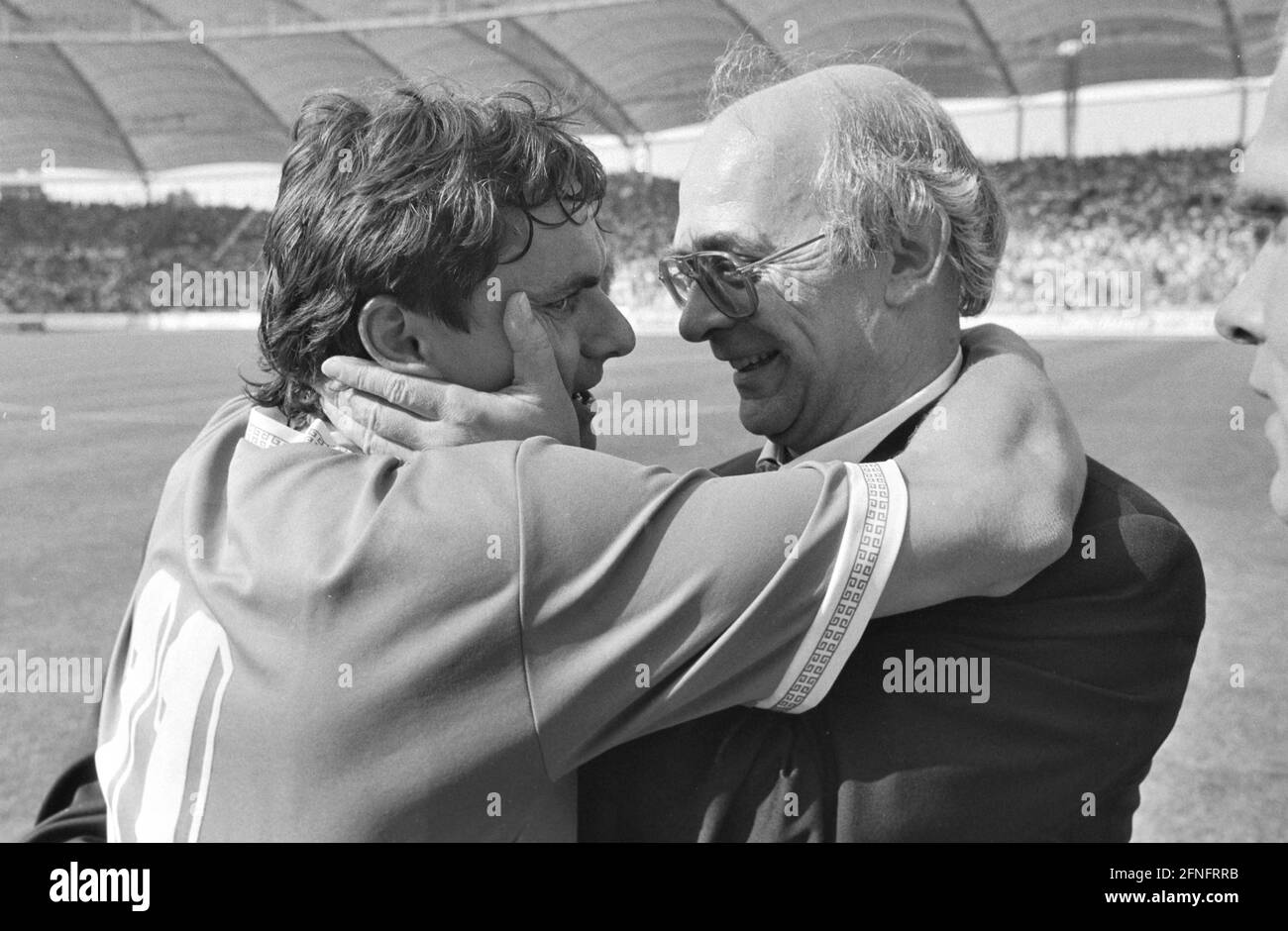 FOOTBALL 1ère SAISON BUNDESLIGA 1992/1993 34e jour de match VfB Stuttgart - Werder Bremen 05.06.1993 Wynton Rufer (à gauche) et Klaus-Dieter Fischer (à partir de la gauche, les deux Werder Bremen) fêtent après avoir remporté la photo du championnat: WEREK Pressebildentur xxNOxMODELxRELEASExx [traduction automatique] Banque D'Images
