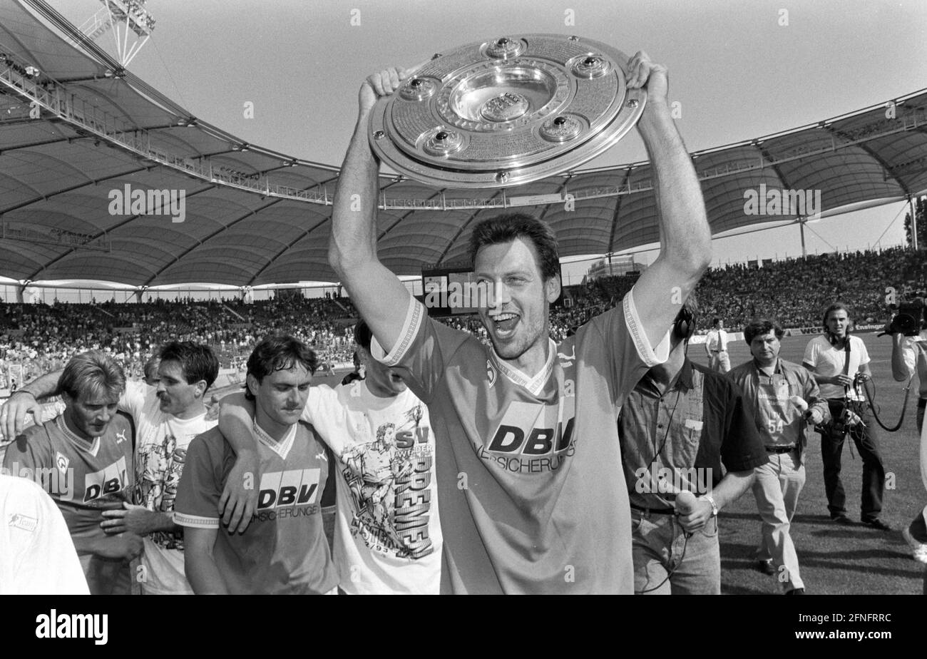 FOOTBALL 1ère SAISON BUNDESLIGA 1992/1993 34e jour de match VfB Stuttgart - Werder Bremen 05.06.1993 Frank Neubarth (SV Werder Bremen) fête sur le tour d'honneur avec la photo du trophée de championnat: WEREK Pressebildentur xxNOxMODELxRELEASExx [traduction automatique] Banque D'Images