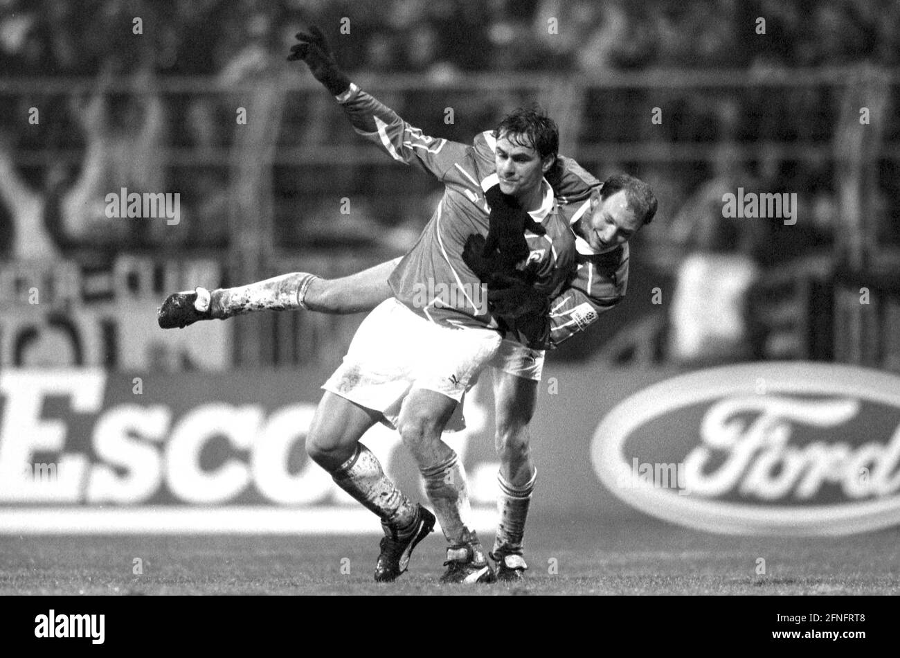 FOOTBALL 1. BUNDESLIGA SAISON 1993/1994 Quarterfinal SV Werder Bremen - RSC Anderlecht 08.12.1993 Wynton Rufer (à gauche) et Dieter Eilts (à droite, les deux Werder Bremen) Célébrez LA PHOTO: WEREK Pressebildentur xxNOxMODELxRELEASExx [traduction automatique] Banque D'Images