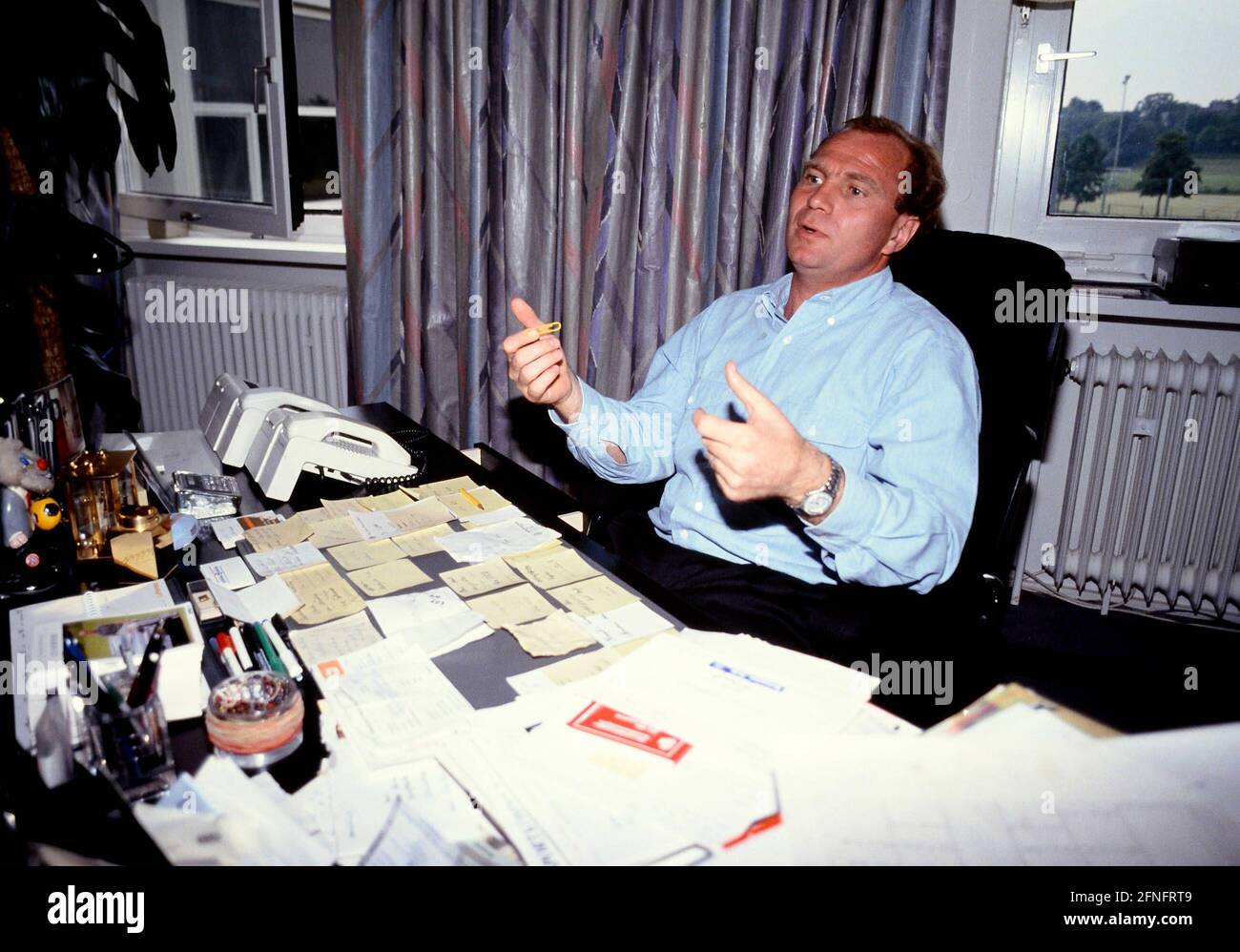 FOOTBALL 1ère SAISON DE LA LIGUE FÉDÉRALE 1991/1992 le Manager Uli Hoeness (FC Bayern Muenchen) est assis à son bureau le xx.11.1991 PHOTO: WEREK Press photo Agency xxNOxMODELxRELEASExx [traduction automatique] Banque D'Images