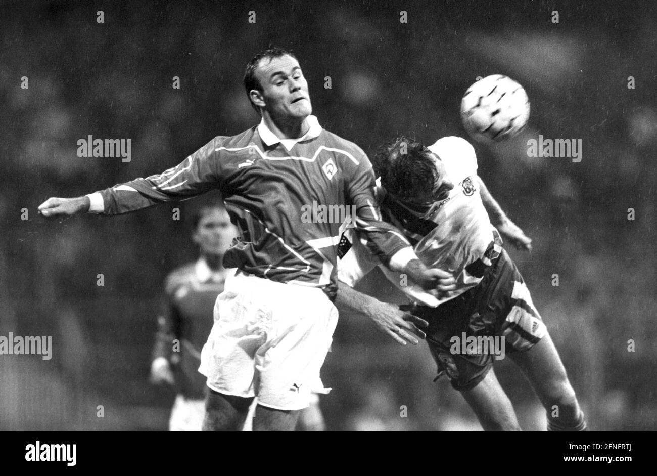 FOOTBALL 1. BUNDESLIGA SEASON 1993/1994 Quarterfinal SV Werder Bremen - RSC Anderlecht 08.12.1993 Bernd Hobsch (à gauche, Werder Bremen) peut gagner contre Graeme Ruthes (à droite, Anderlecht) PHOTO: WEREK Pressebildentur xxNOxMODELxRELEASExx [traduction automatique] Banque D'Images
