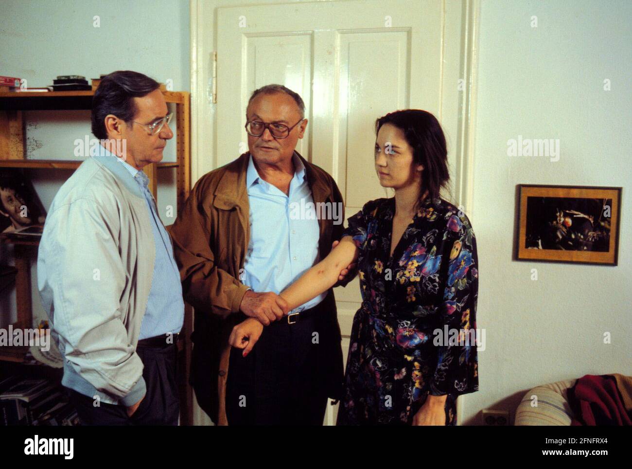 Soko 5113, ZDF, TV-Krimi-Serie, 1992, Folge: Für ein Gramm héroïne, Szene: Über die heroinabhängige Rita, IRINA WANKA, versuchen die Männer der SOKO, Schickl, WILFRIED KLAUS und Göttmann, WERNER KREINDL an die Hintermänder Münchner Dukner. Soko 5113, ZDF, TV crime series, 1992, Folge: Für ein Gramm héroïne, Szene: Wilfried Klaus, Werner Kreindl, Irina Wanka Banque D'Images