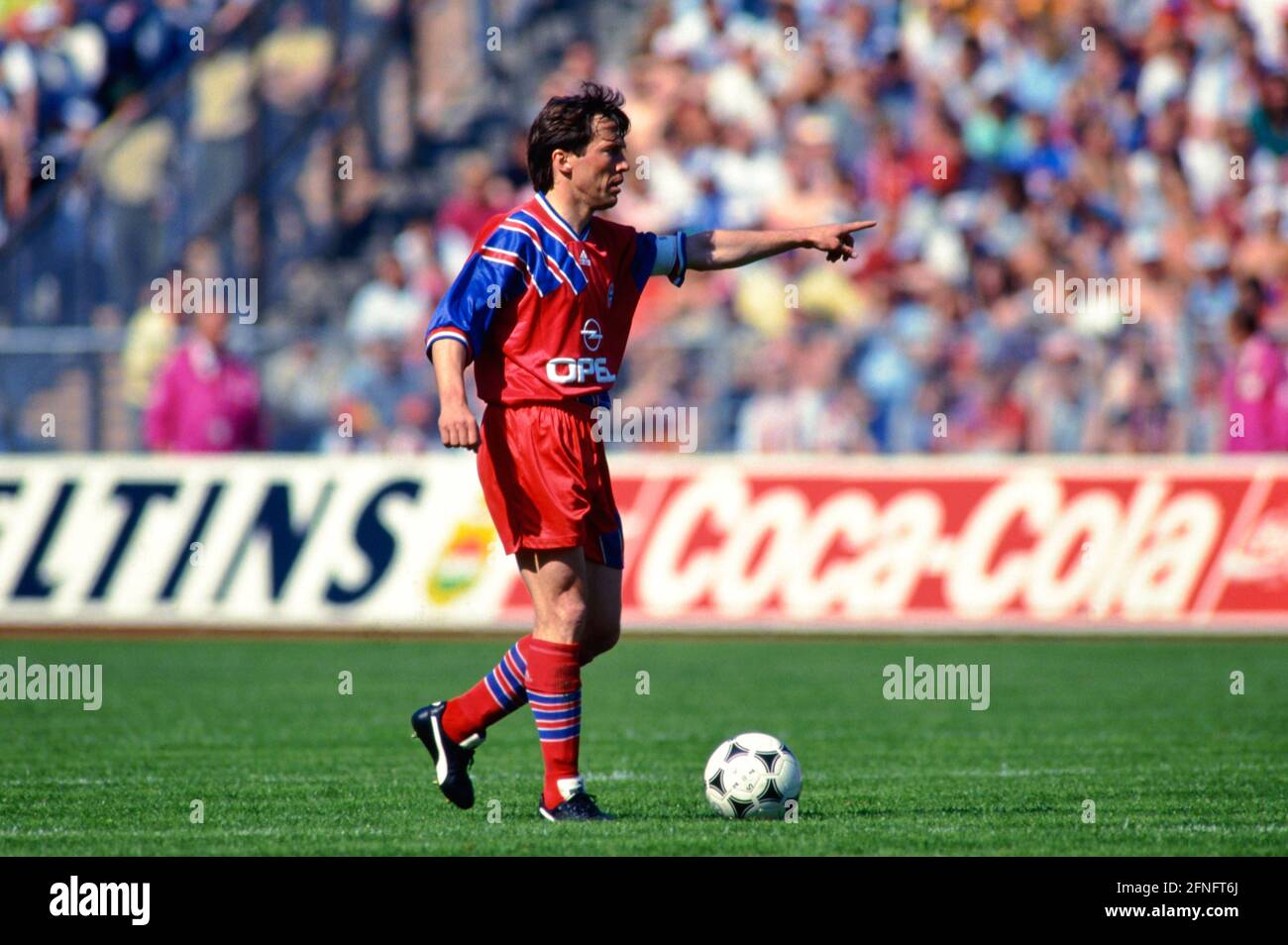 Football 1er Bundesliga 1993/1994 34e match 07.05.1994 FC Bayern Muenchen - FC Schalke 04 Lothar Matthaeus (FC Bayern Muenchen) sur la photo de balle: WEREK Pressebildentur xxNOxMODELxRELEASExx [traduction automatique] Banque D'Images