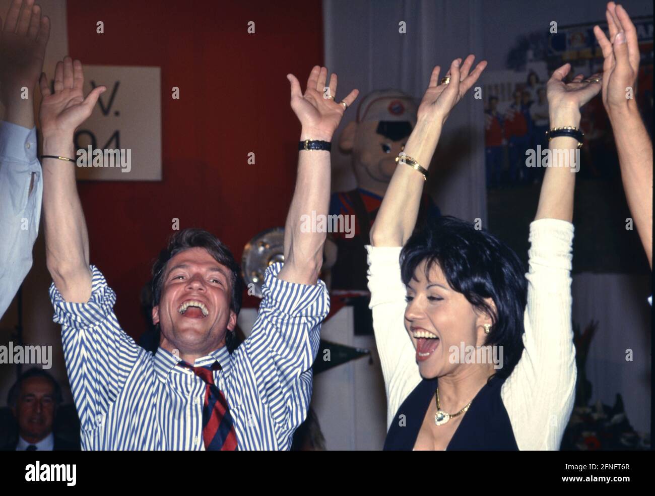 Football 1ère saison Bundesliga 1993/1994 FC Bayern Muenchen - Schalke 04 34ème jour de match 07.05.1994 Lothar MATTH€US (gauche) applaudissements à la fête de championnat avec la femme Lolita MORENA (droite) PHOTO: WEREK Pressebildagentur xxNOxMODELxRELEASExx [traduction automatique] Banque D'Images