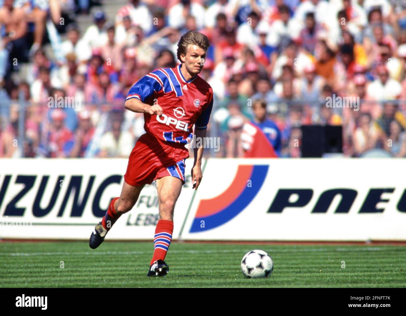 Football 1er Bundesliga 1993/1994 34e match 07.05.1994 FC Bayern Muenchen - FC Schalke 04 Thomas HELMER (FC Bayern Muenchen) sur la photo de balle: WEREK Pressebildagentur xxNOxMODELxRELEASExx [traduction automatique] Banque D'Images