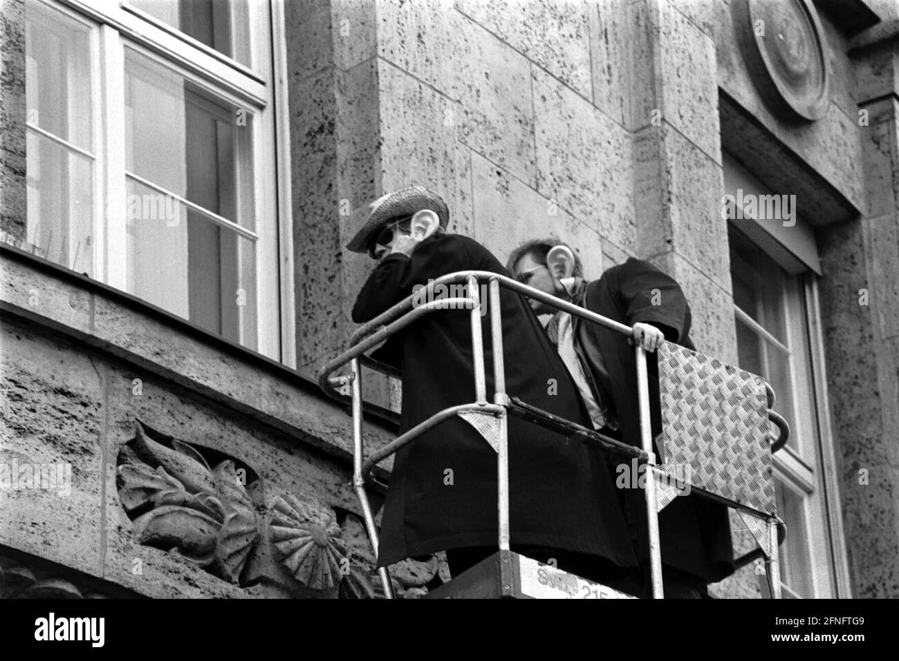 'Allemagne, Berlin, 30.01.1998, l'Association des avocats de la défense pénale de Berlin (e.V.) écoute pour protester contre la ''Grande attaque d'écoutes'' au sénateur de la Justice Dr. Körting à la fenêtre de son bureau à l'Hôtel de ville de Schöneberg, des hommes avec de grandes oreilles, . [traduction automatique]' Banque D'Images