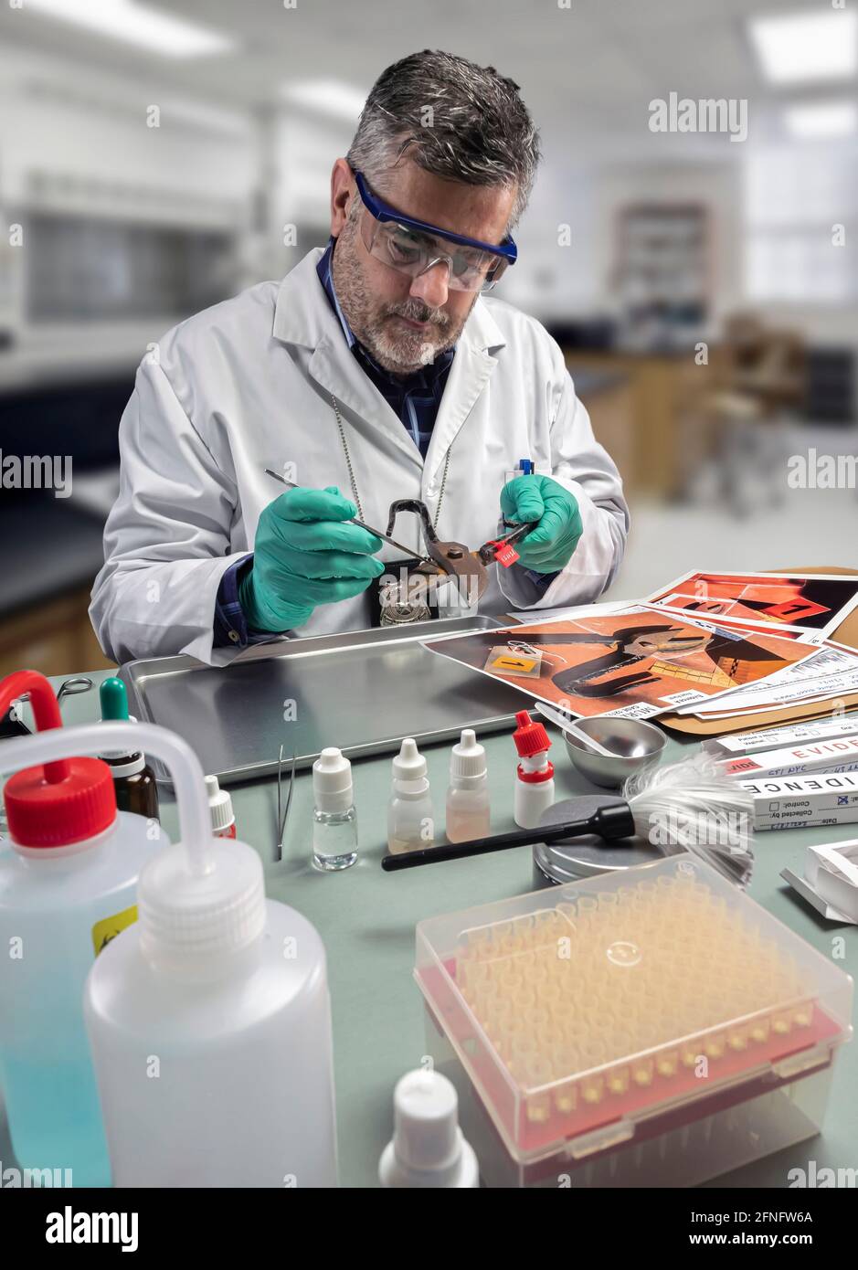 Un policier scientifique prélève des échantillons d'ADN sur des pinces à épiler dans un laboratoire de crime, image conceptuelle Banque D'Images