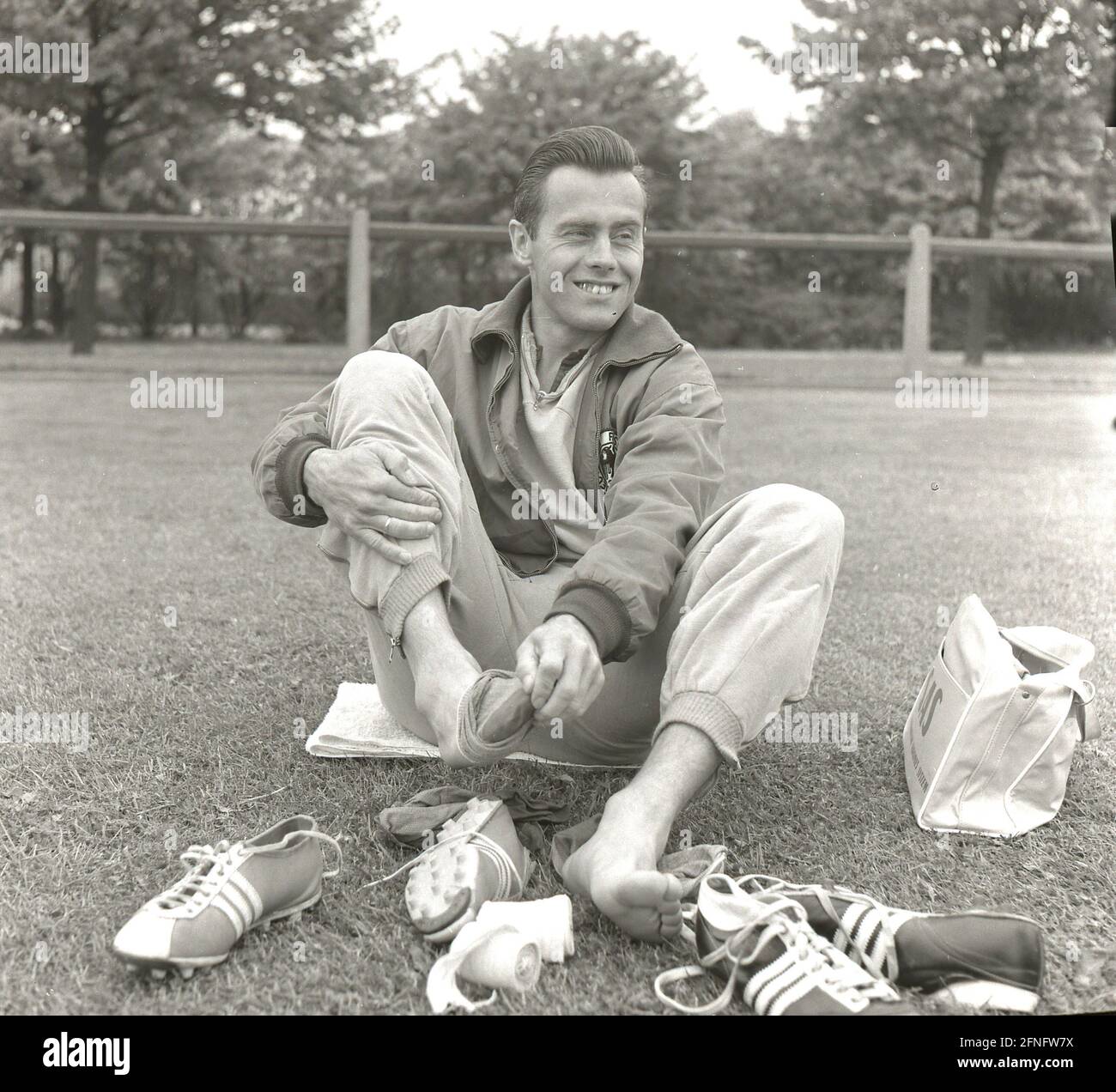 Coupe du monde de football 1958 en Suède : dans les quartiers allemands de Bjärred 17.06.1958 : Alfred Kelbassa (Allemagne) se trouve sur le terrain et teste les chaussures de marque Adidas [traduction automatique] Banque D'Images