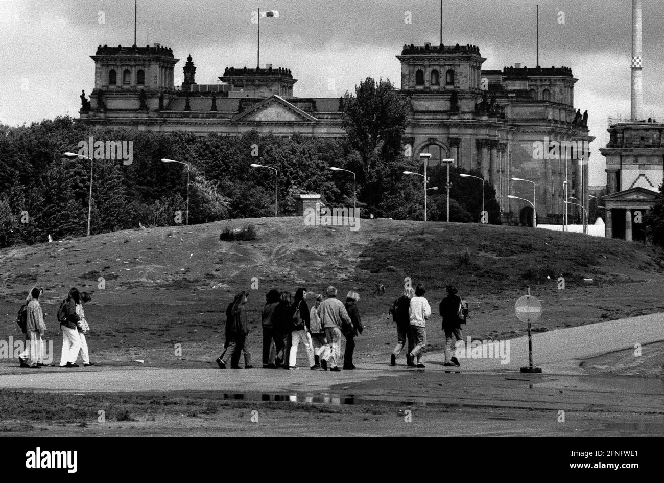 Histoire de Berlin / District gouvernemental / 5 / 1995 le mur est parti. Potsdamer Platz, Reichstag à l'arrière, vue de Voss-Strasse. Le tas de gravats se trouve sur le site de la Chancellerie du Nouveau Reich, où Hitler s'est suicidé en 1945. Sous la région se trouvent de grands bunkers. Aujourd'hui il y a des représentations des Etats fédéraux // 1945 / Bundestag / Histoire / [traduction automatique] Banque D'Images