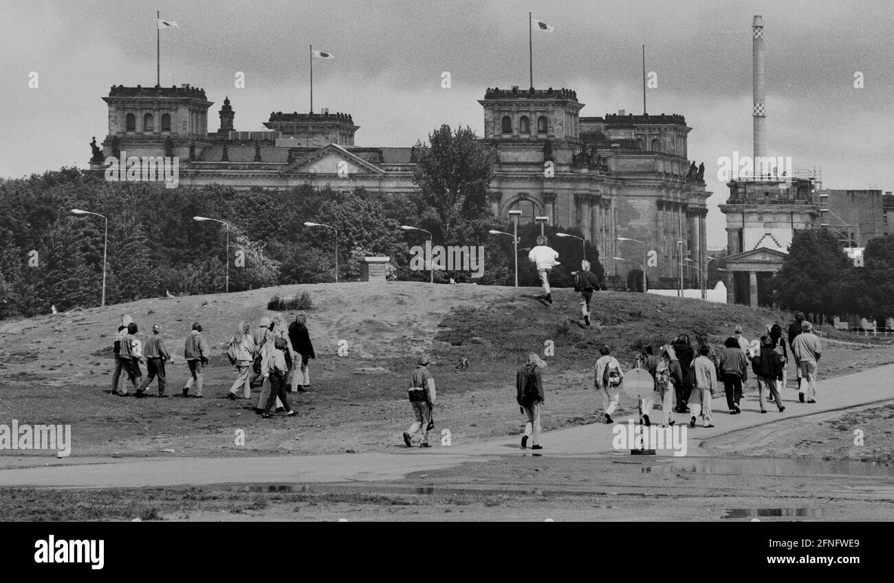 Histoire de Berlin / District gouvernemental / 5 / 1995 le mur est parti. Potsdamer Platz, Reichstag à l'arrière, vue de Voss-Strasse. Le tas de gravats se trouve sur le site de la Chancellerie du Nouveau Reich, où Hitler s'est suicidé en 1945. Sous la région se trouvent de grands bunkers. Aujourd'hui il y a des représentations des Etats fédéraux // 1945 / Bundestag / Histoire / [traduction automatique] Banque D'Images