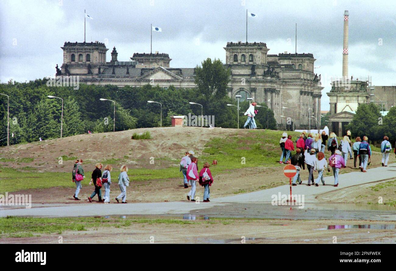 Histoire de Berlin / District gouvernemental / 5 / 1995 le mur est parti. Potsdamer Platz, Reichstag à l'arrière, vue de Voss-Strasse. Le tas de gravats se trouve sur le site de la Chancellerie du Nouveau Reich, où Hitler s'est suicidé en 1945. Sous la région se trouvent de grands bunkers. Aujourd'hui il y a des représentations des Etats fédéraux // 1945 / Bundestag / Histoire / [traduction automatique] Banque D'Images