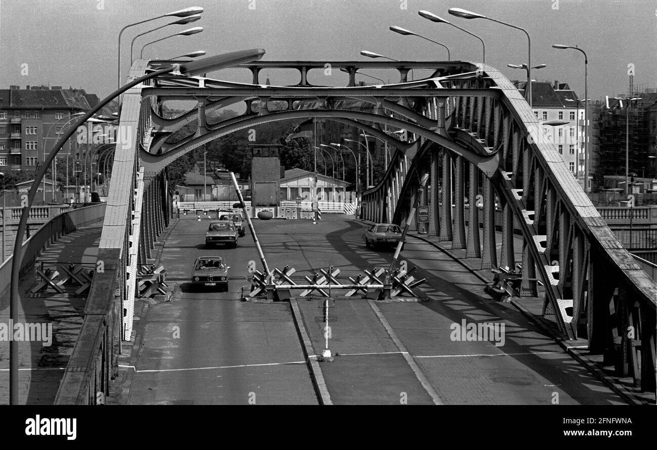 GDR / Berlin-bourgs / Wedding / GDR-Wall 25.5.1979 traversée de la frontière Pont Bornholmer entre Wedding et Prenzlauer Berg. C'était dans le secteur français, la frontière s'est déroulée au milieu du pont, les tours de guet du GDR étaient de l'autre côté du pont // Allied / Border / Border installation [traduction automatique] Banque D'Images