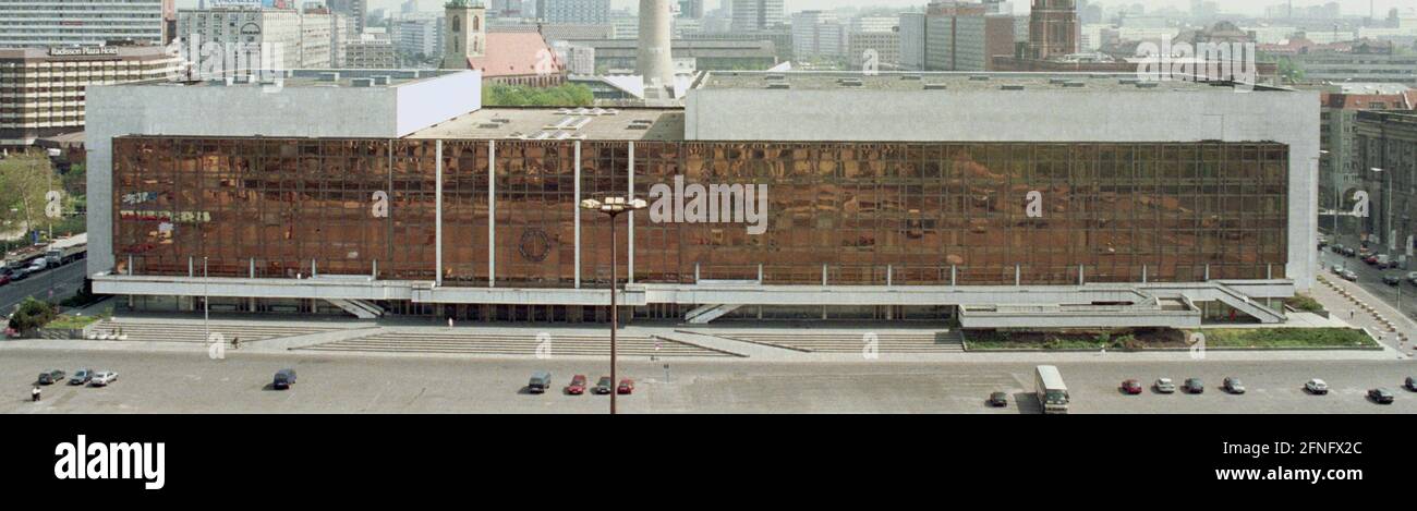 Berlin / GDR / 5 / 1995 le Palais de la République et Schlossplatz comme ils regardaient dans l'ère GDR. La place était un parc et un terrain de parade. À l'arrière de la tour de télévision à Alexanderplatz, à droite la tour de l'Hôtel de ville Rouge // Palais de ville / Berlin-Stadt / Mitte à la place du Palais de la ville, Démoli en 1950, le Palais de la République fut construit à partir de 1973, 180 m de long, 32 m de large. Il y avait plusieurs installations. Dans le grand hall événements a eu lieu, il a tenu 5000 visiteurs. [traduction automatique] Banque D'Images