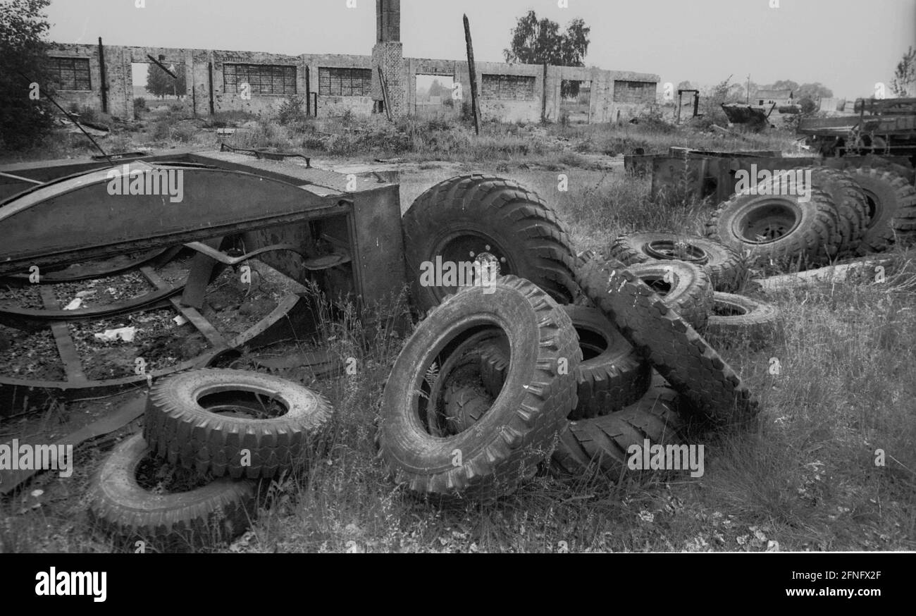 Saxe-Anhalt / pays de la RDA / Soviets 1991 ancienne caserne soviétique à Wittenberg. Les soldats sont partis, la malbouffe est restée. De grandes zones des anciennes casernes et des lieux de manœuvre n'ont pas encore été redéveloppées, pneus de camion // Armée rouge / casernes / Environnement / occupation / unité / militaire [traduction automatique] Banque D'Images