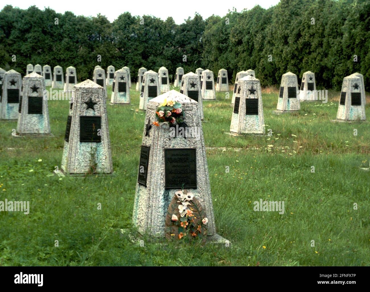 Pologne / Histoire / 1999 cimetière soviétique et mémorial près Schwiebus (Pologne occidentale) // tombes de guerre / militaires / tombes / Russes / [traduction automatique] Banque D'Images