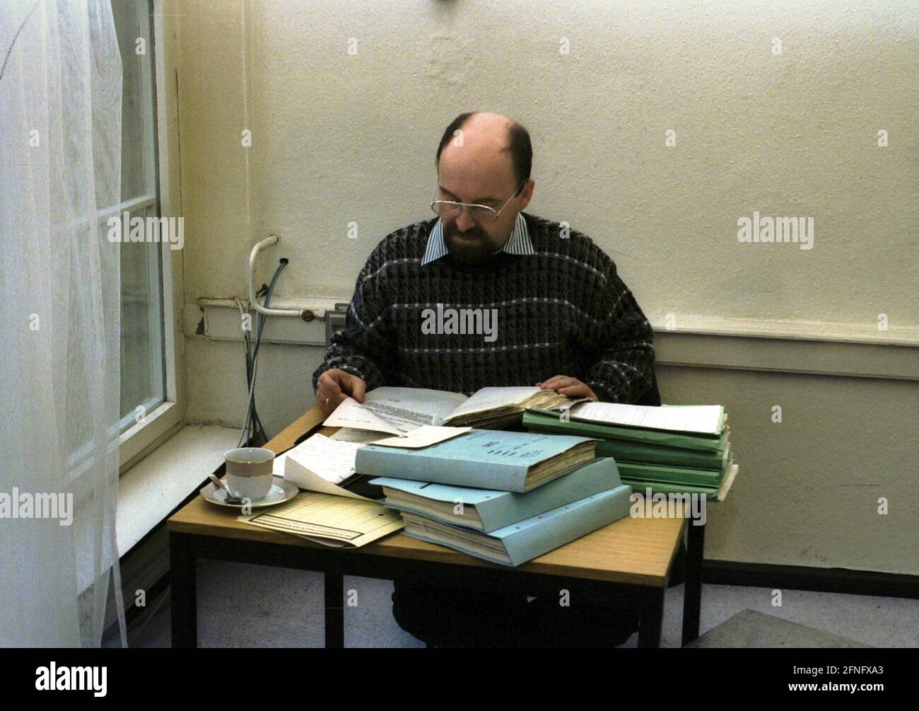 Berlin / GDR / Histoire / Stasi 1 / 1992 Rainer Eppelmann inspectant les fichiers Stasi. Il a été l'un des premiers à pouvoir les inspecter. En tant que pasteur dans la RDA, Eppelmann avait été persécuté, bugged, et surveillé. Il a ensuite rejoint la CDU et est devenu président temporaire du comité social, CDA: Il a également été membre du Bundestag. Lors de l'inspection des dossiers, les inspecteurs ont montré les dossiers dans une petite pièce. Il n'y avait pas encore de restrictions. // sécurité de l'Etat / Stasi / [traduction automatique] Banque D'Images