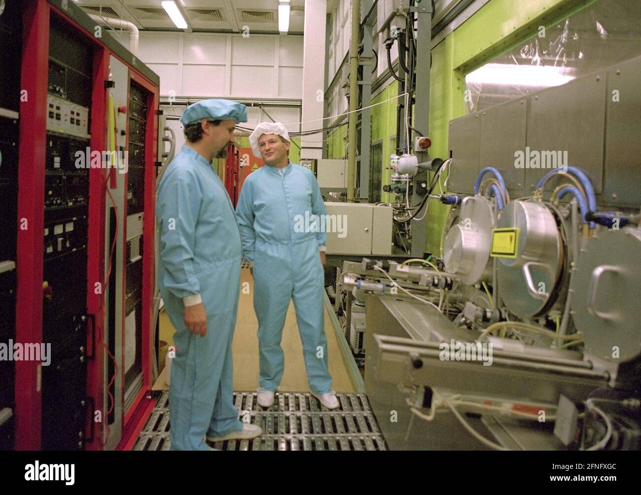Saxe / GDR / 1991 Centre de micro-électronique à Dresde. La grande usine est à l'arrêt. Personne ne sait comment procéder. On entend dire que la Société Fraunhofer veut venir ou Siemens ou pas. Le lieu est toujours la propriété de la Treuhand / Economie / Industrie / Electronique / Chip / Histoire [traduction automatique] Banque D'Images