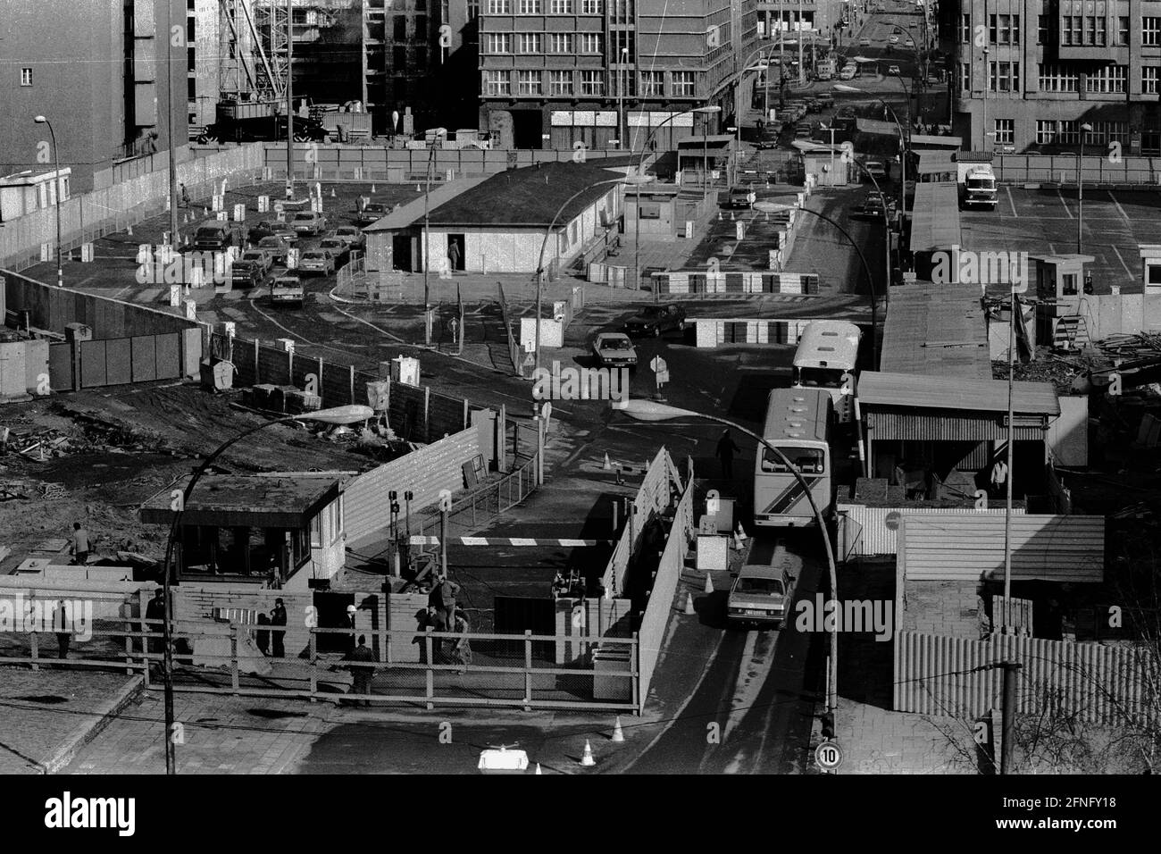 Berlin-districts / GDR / 4.4.1985 Checkpoint Charly. Le poste frontalier entre Kreuzberg et Berlin-Mitte est réservé aux étrangers, y compris aux diplomates. Ils sont dédouanés par les douanes allemandes, un organe auxiliaire des alliés occidentaux. Vous pouvez voir les barres de béton à travers lesquelles vous devez slalom. Il doit être reconstruit avec de meilleurs bâtiments de point de contrôle qui ne semblent pas si socialistes. // Berlin-Statut / point de contrôle / frontière / Histoire / communisme / GDR-mur / alliés [traduction automatique] Banque D'Images