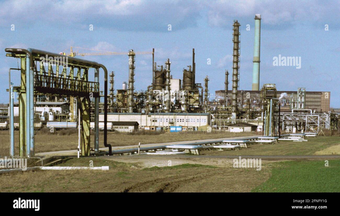 Saxe-Anhalt / GDR-Industrie / Energie-OEL Leuna 1992, ancienne raffinerie. Après l'achat par ELF une nouvelle raffinerie est construite ici /Treuhand/Privatizierung/ Industrie-Chemie/Elf Aquitaine / en 1916, la société BASF de Ludwigshafen construit une usine d'ammoniac près du village de Leuna. En 1924, une usine de méthanol est ajoutée et de l'essence est produite à partir de 1927. À cette époque, Leuna était la plus grande usine chimique d'Europe avec 29,000 employés. En 1990, l'histoire prend fin. La VEB Leuna-Werke Walter Ulbricht compte 26000 employés et est démolie dans une large mesure, démontée en pièces individuelles. Banque D'Images