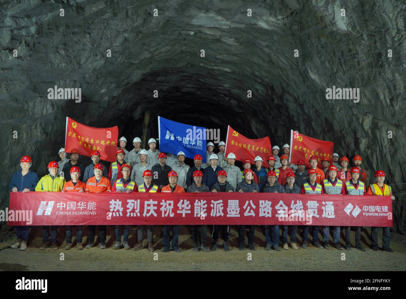 (210517) -- NYINGCHI, le 17 mai 2021 (Xinhua) -- les constructeurs célèbrent l'achèvement de la construction de la route reliant le canton de Pad dans la ville de Nyingchi et le comté de Medog, dans le sud-ouest de la Chine, région autonome du Tibet, le 16 mai 2021. La construction d'une autoroute traversant le Grand Canyon de Yarlung Zangbo, connu comme le canyon le plus profond du monde avec une profondeur maximale de 6,009 mètres, a été achevée samedi dans la région autonome du Tibet du sud-ouest de la Chine. Le projet a pris près de sept ans. Un tunnel de 2,114 mètres a été creusé samedi matin, marquant ainsi l'achèvement du m Banque D'Images