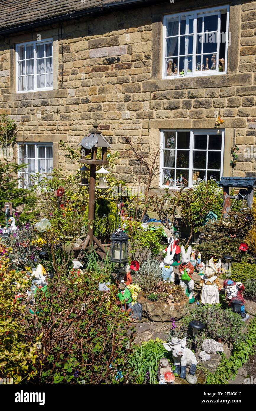 Décorations de jardin dans le jardin de l'un des soi-disant chalets de la peste dans le village d'Eyam, Peak District National Park, Derbyshire Banque D'Images