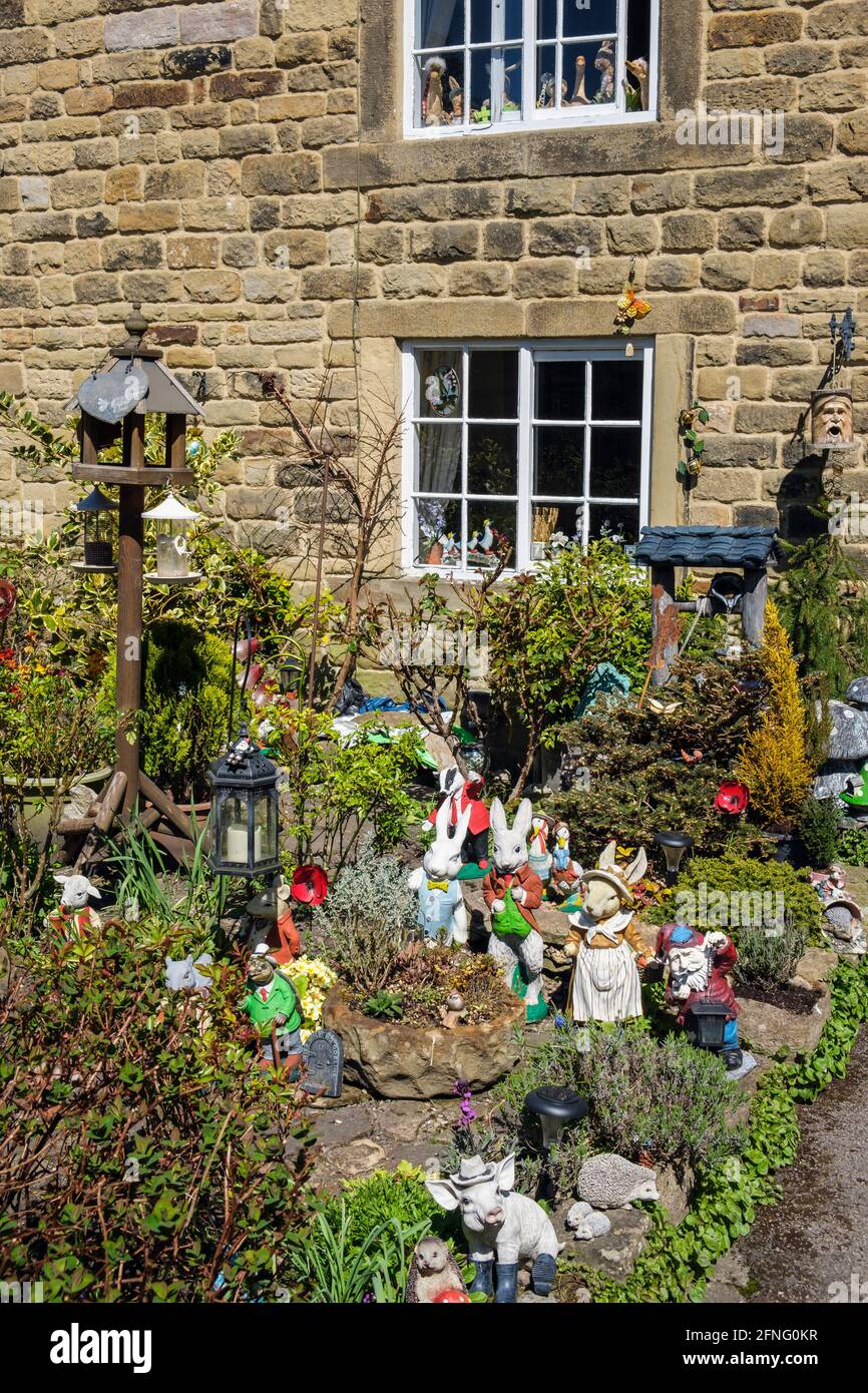 Décorations de jardin dans le jardin de l'un des soi-disant chalets de la peste dans le village d'Eyam, Peak District National Park, Derbyshire Banque D'Images