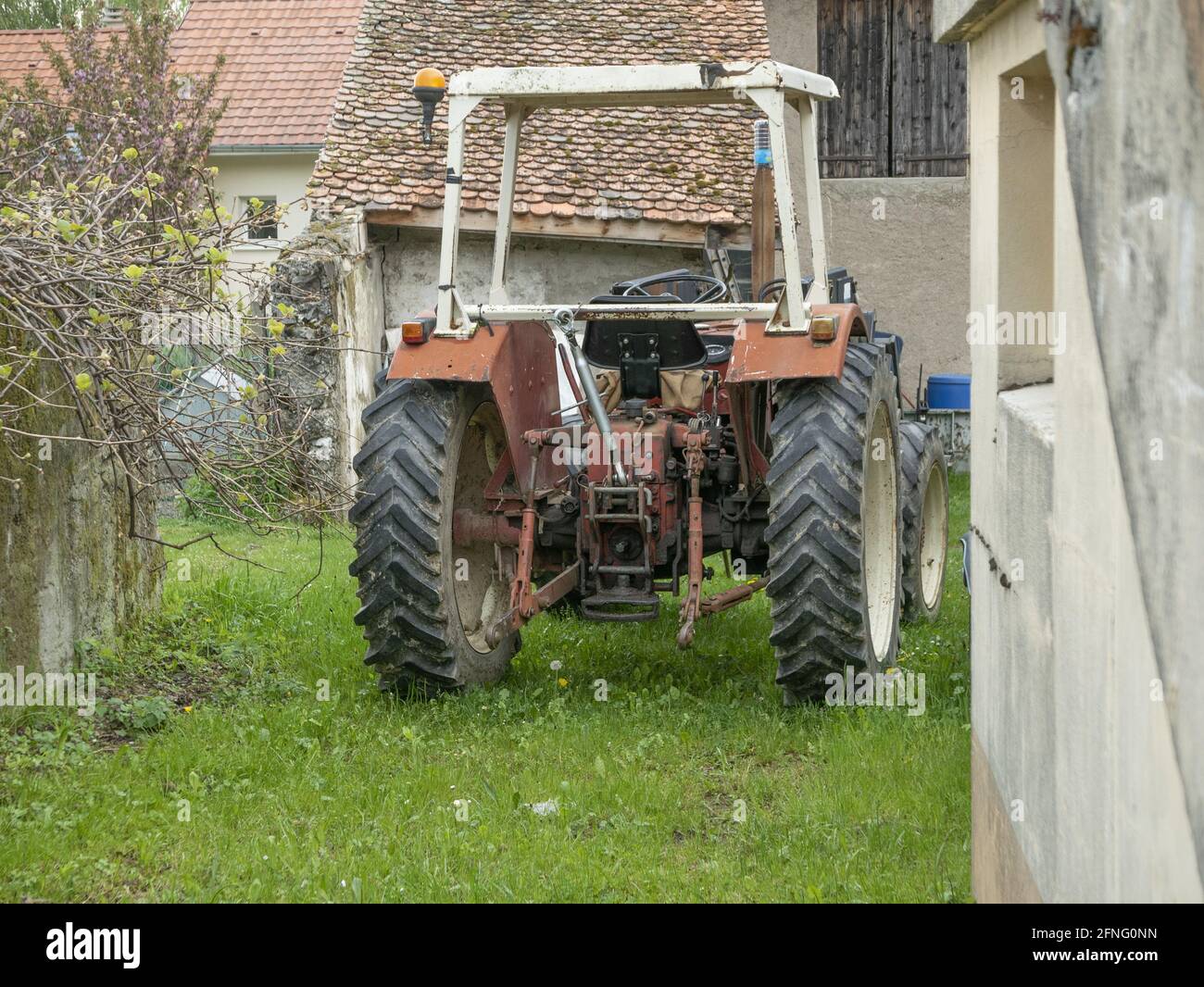 Gros plan d'un tracteur rouillé vieillissant Banque D'Images