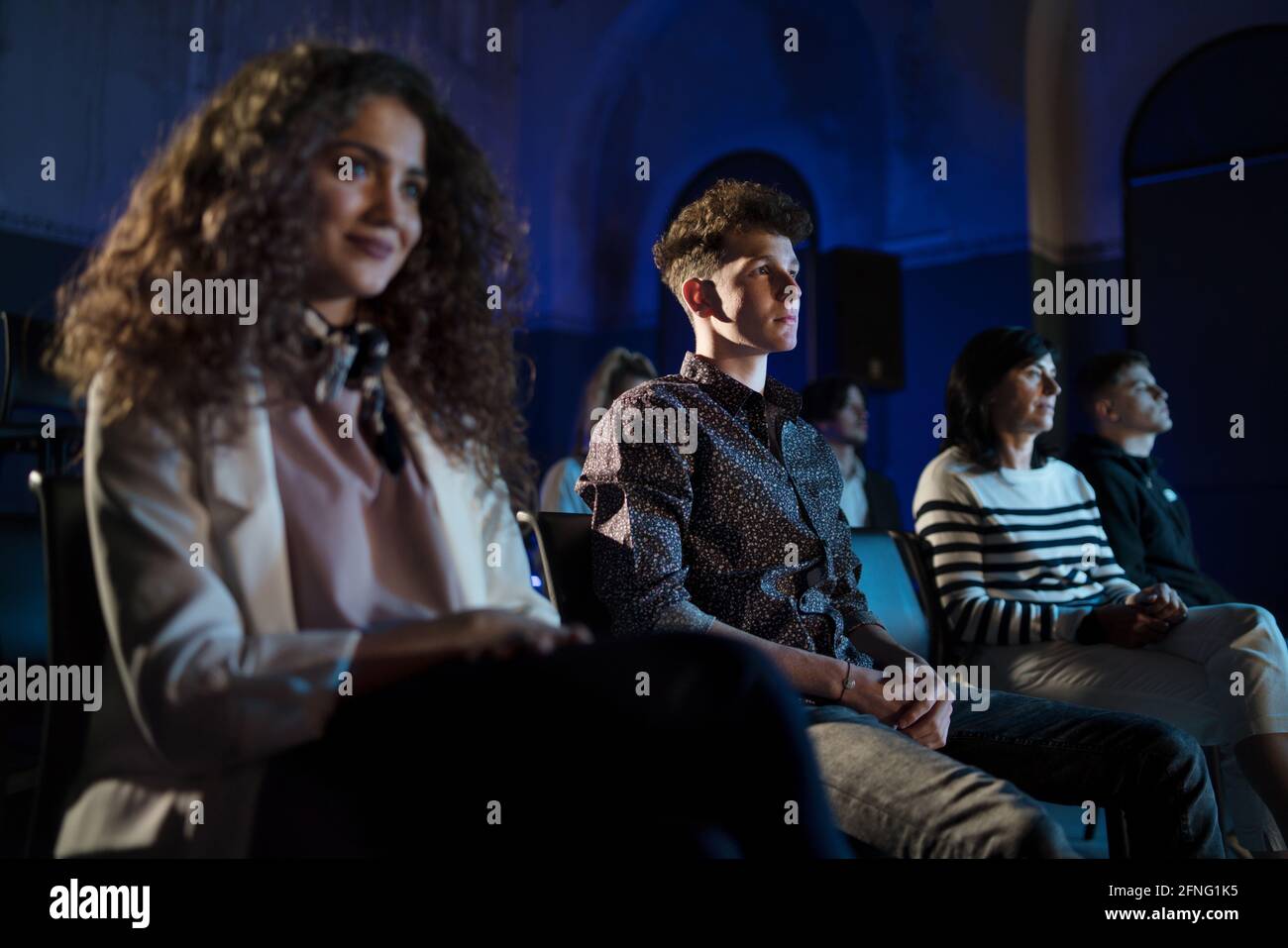 Groupe de personnes regardant un film au cinéma ou écoutant une présentation lors d'une conférence. Banque D'Images