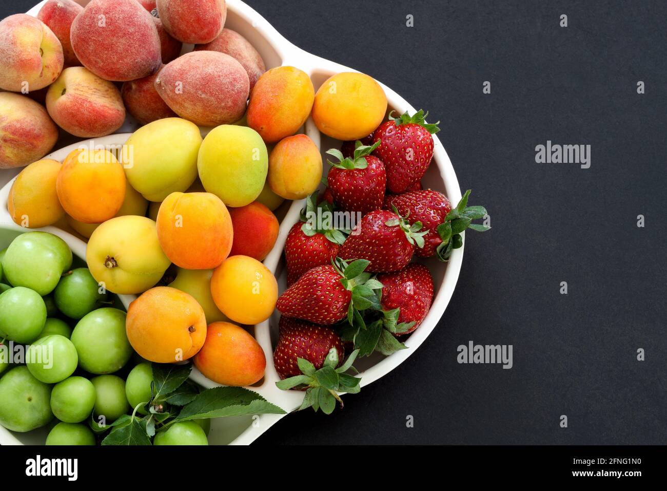 Vue De Dessus De Fruits Frais D Ete Prune Peche Abricot Fraise Dans L Assiette Sur Fond Noir Espace Copie Concept Alimentaire Photo Stock Alamy