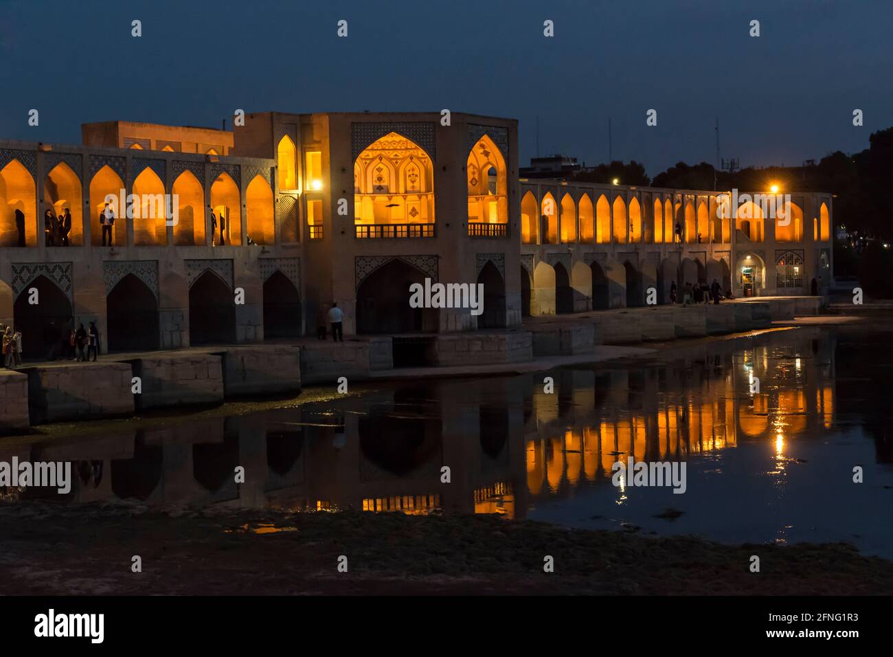 Le pont historique de Khaju au-dessus de la rivière Zayanderud illuminé pour la nuit. Ispahan, Iran Banque D'Images