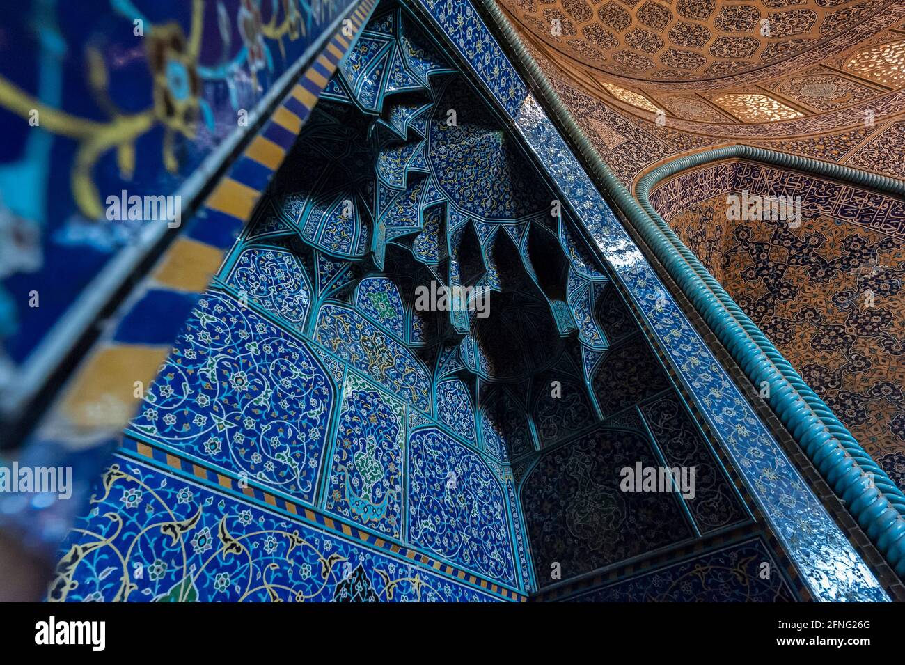 Intérieur de la mosquée Sheikh Lotfollah. Partie supérieure du mihrab. Ispahan, Iran. Banque D'Images