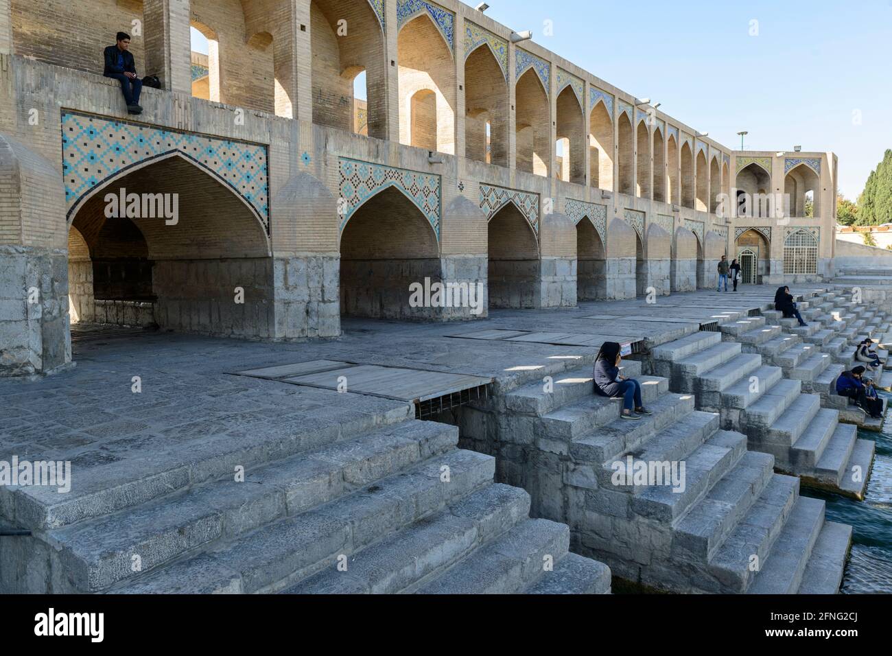 Relaxez-vous sur le pont historique de Khaju, au-dessus de la rivière Zayanderud, à Ispahan, en Iran Banque D'Images