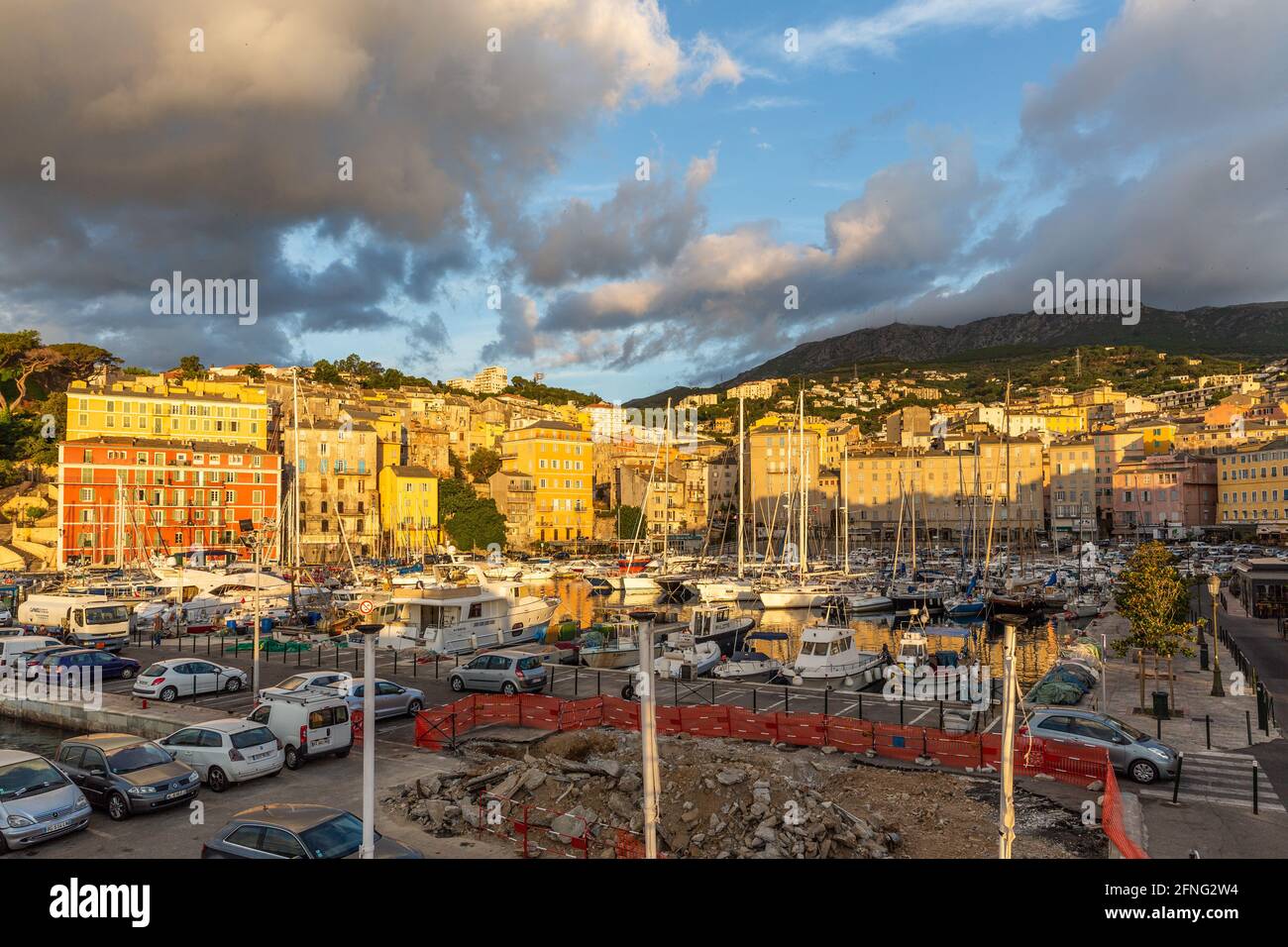 Le port et la ville de Bastia, Corse, à l'aube Banque D'Images