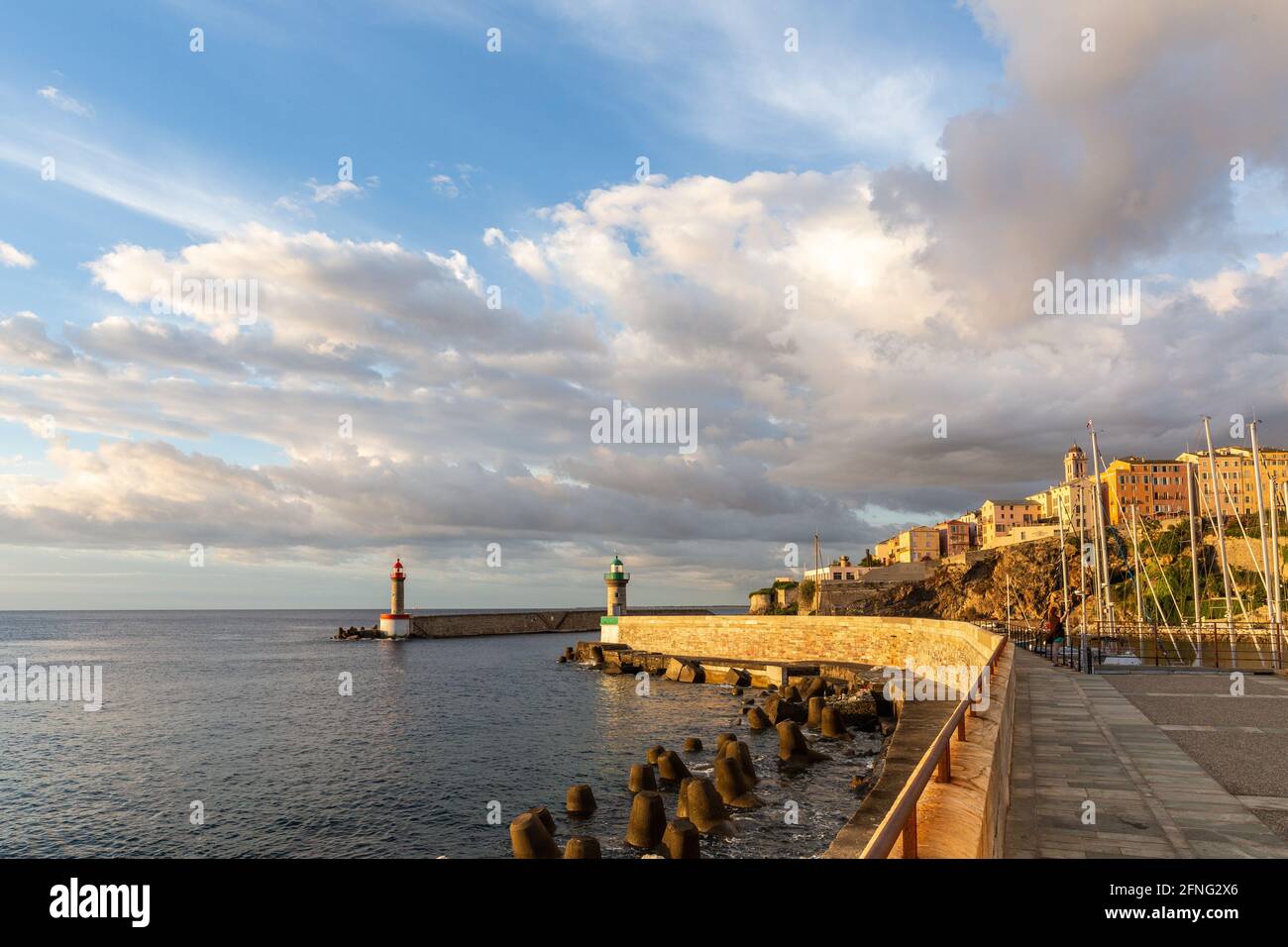 Le port et la ville de Bastia, Corse, à l'aube Banque D'Images