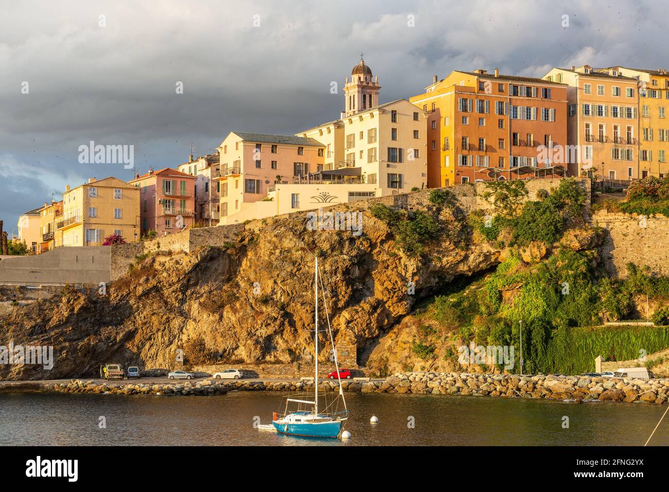 Le port et la ville de Bastia, Corse, à l'aube Banque D'Images