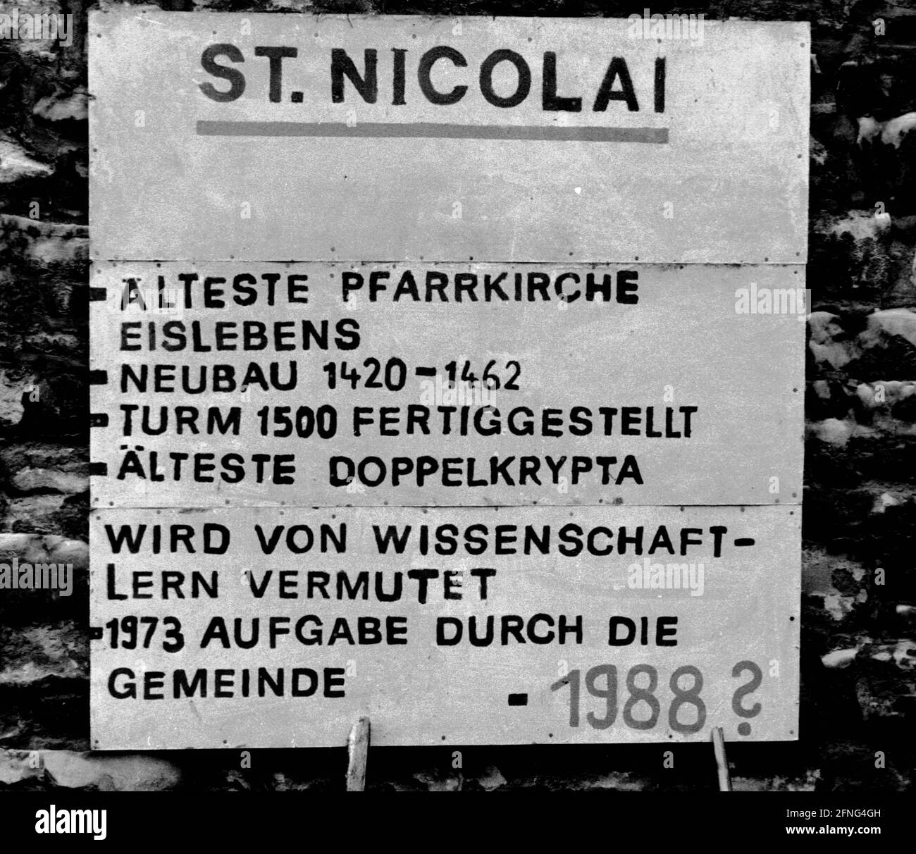 Saxe-Anhalt / GDR pays / octobre 1989 Eglise à Eisleben, toit cassé. Une affiche de protestation devant l'église. Église du XVe siècle, abandonnée par la congrégation. // Economie /Histoire / [traduction automatique] Banque D'Images