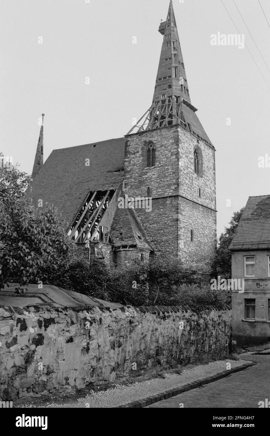 Saxe-Anhalt / GDR pays / octobre 1989 Eglise à Eisleben, toit cassé. Une affiche de protestation devant l'église. Église du XVe siècle, abandonnée par la congrégation. // Economie /Histoire / [traduction automatique] Banque D'Images