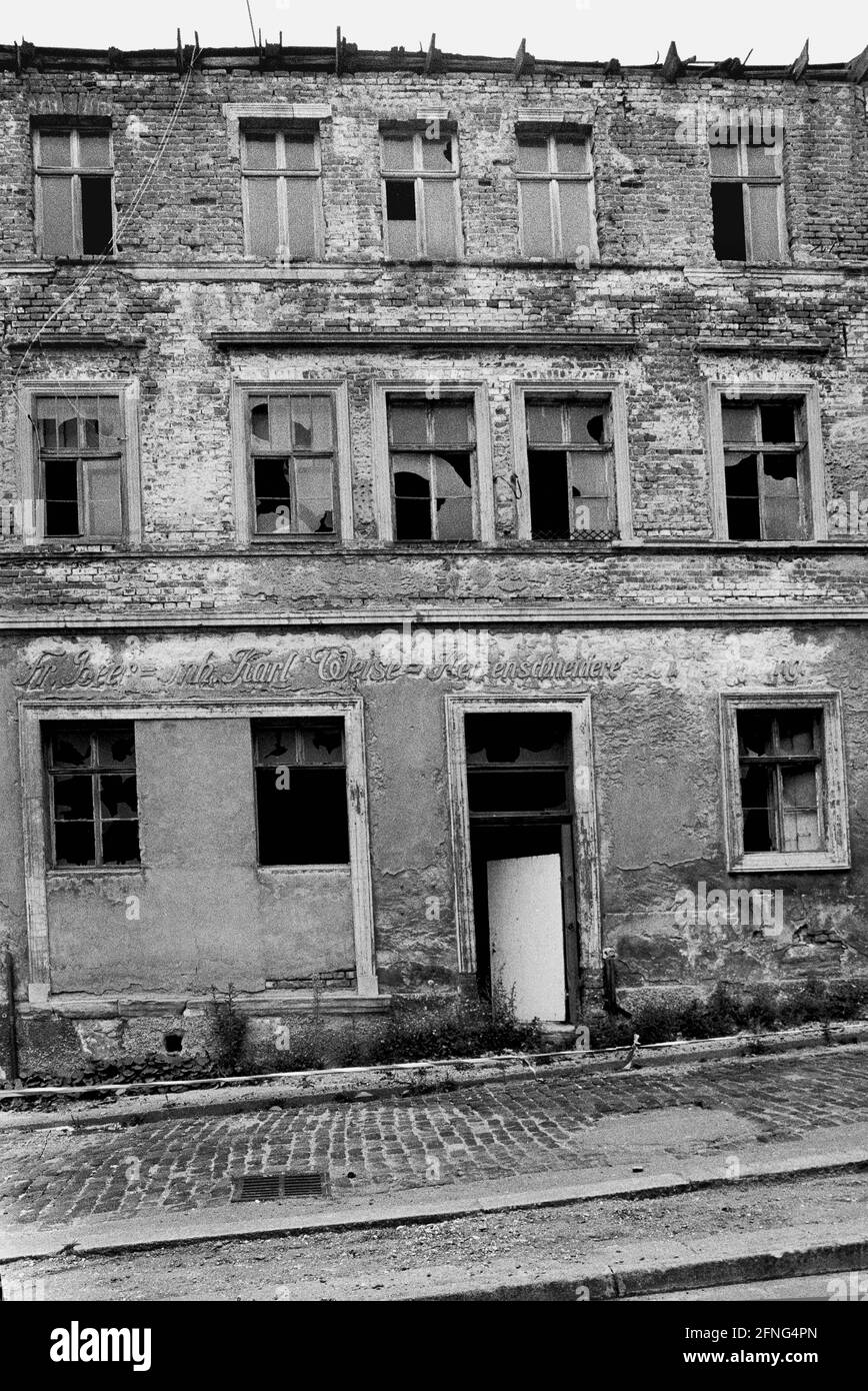 Bundeslaender / Sachsen-Anhalt / DDR / 1991 Vieille ville de Zeitz, Bruederstrasse. Tout ce trimestre est délabré, il devrait être démoli. Il ne reste presque plus de résidents. // Staedtebau / décroissance / redéveloppement / [traduction automatique] Banque D'Images