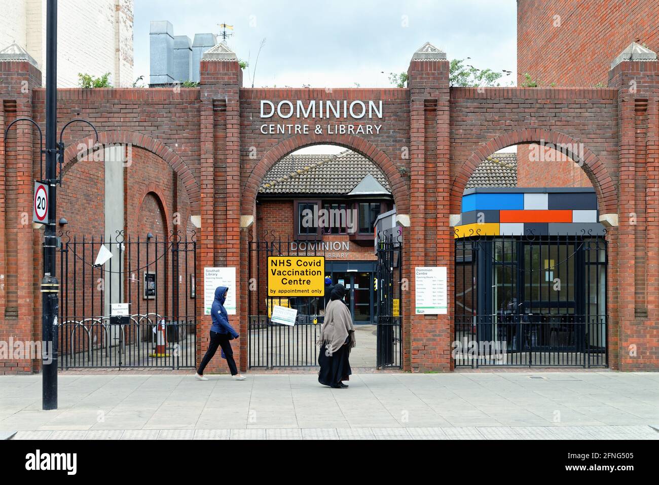 Entrée au Centre et à la Bibliothèque du Dominion servant de centre de vaccination contre les covidés, le Green Southall London Borough of Ealing England Banque D'Images