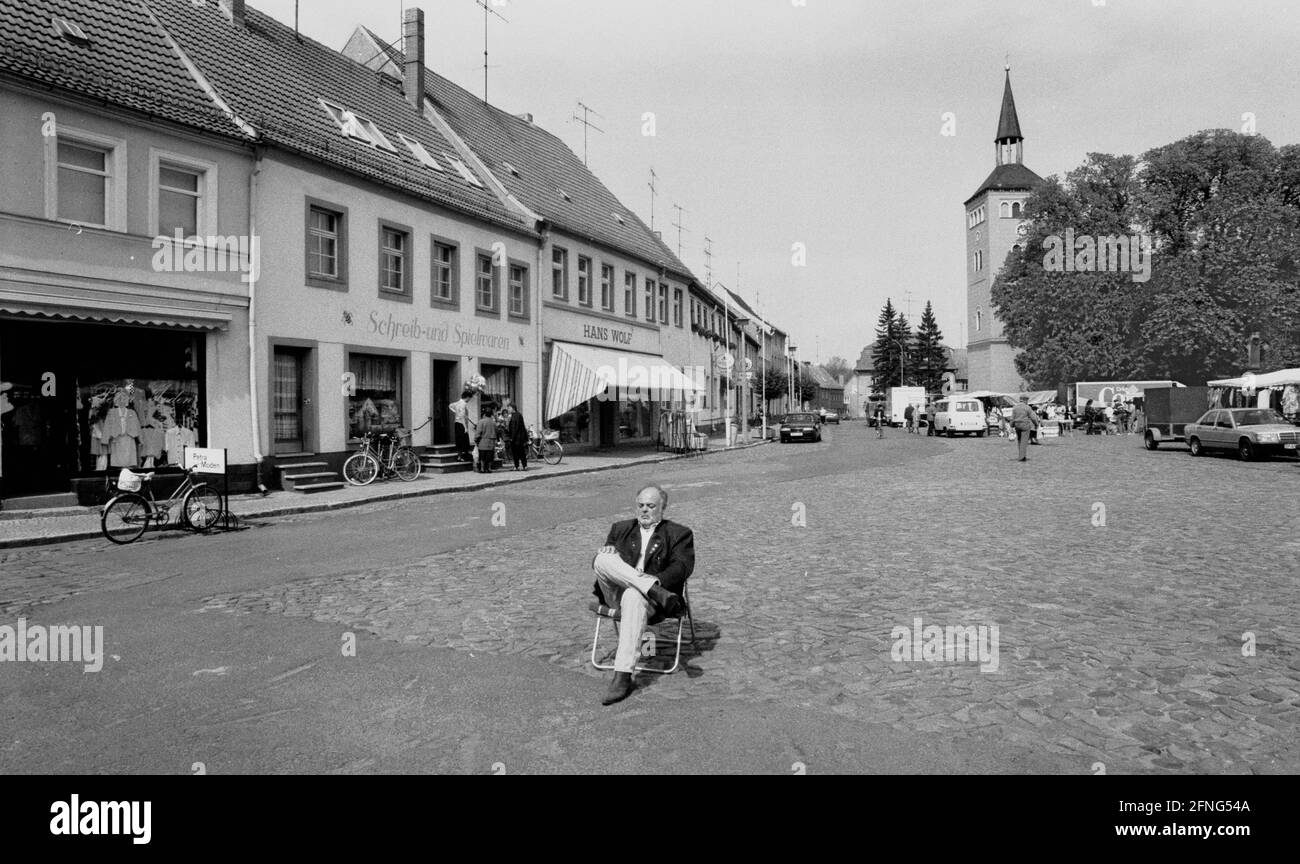 Saxe-Anhalt / DDR-Land / 4 / 1993 petite ville tranquille Jessen, pause travail sur la rue principale // lieux / [traduction automatique] Banque D'Images