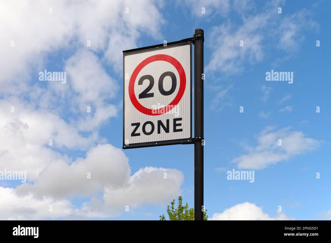 Gros plan d'un panneau de zone de vitesse obligatoire de 20 km/h. Londres, Royaume-Uni Banque D'Images