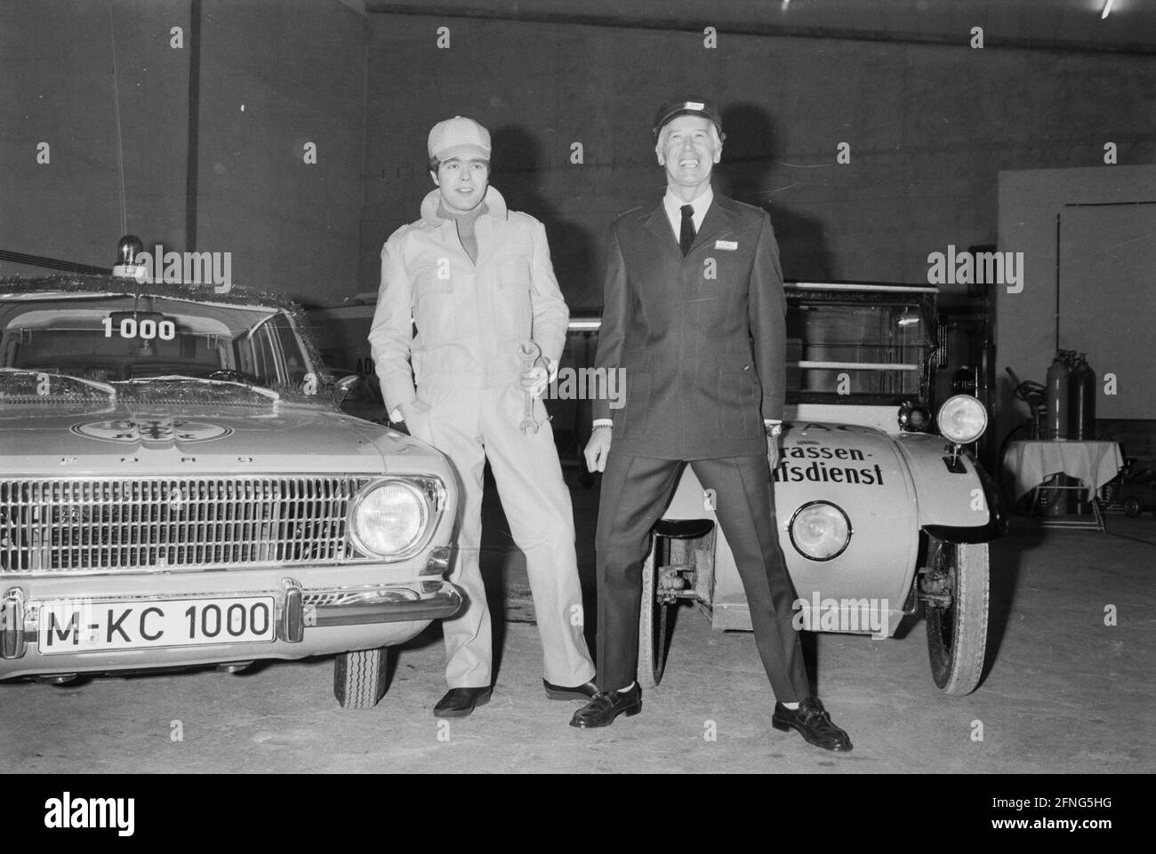 Présentation des nouvelles tenues de la patrouille routière de Munich par Heinz Oestergard. [traduction automatique] Banque D'Images