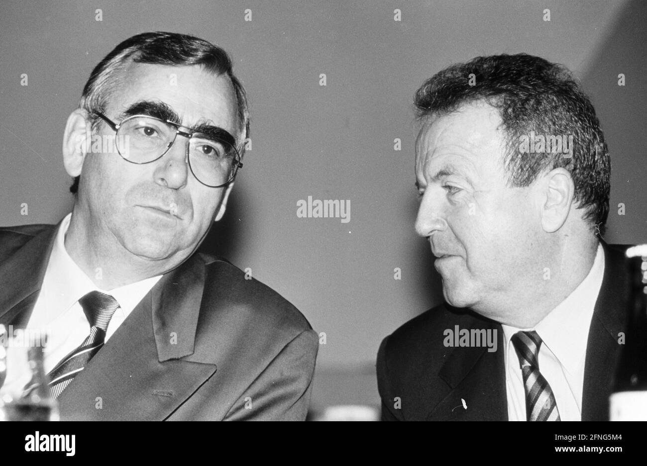 Les politiciens CSU Theo Waigel (à gauche) et Gerold Tandler (à droite) en conversation lors de la 57e conférence du parti CSU à Munich. [traduction automatique] Banque D'Images