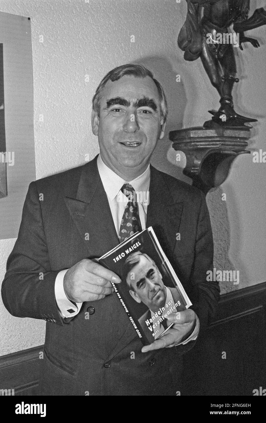 « Theo Waigel, ministre fédéral des Finances et président du CSU, présente son livre « Handeln aus Verantwortung ». [traduction automatique]' Banque D'Images