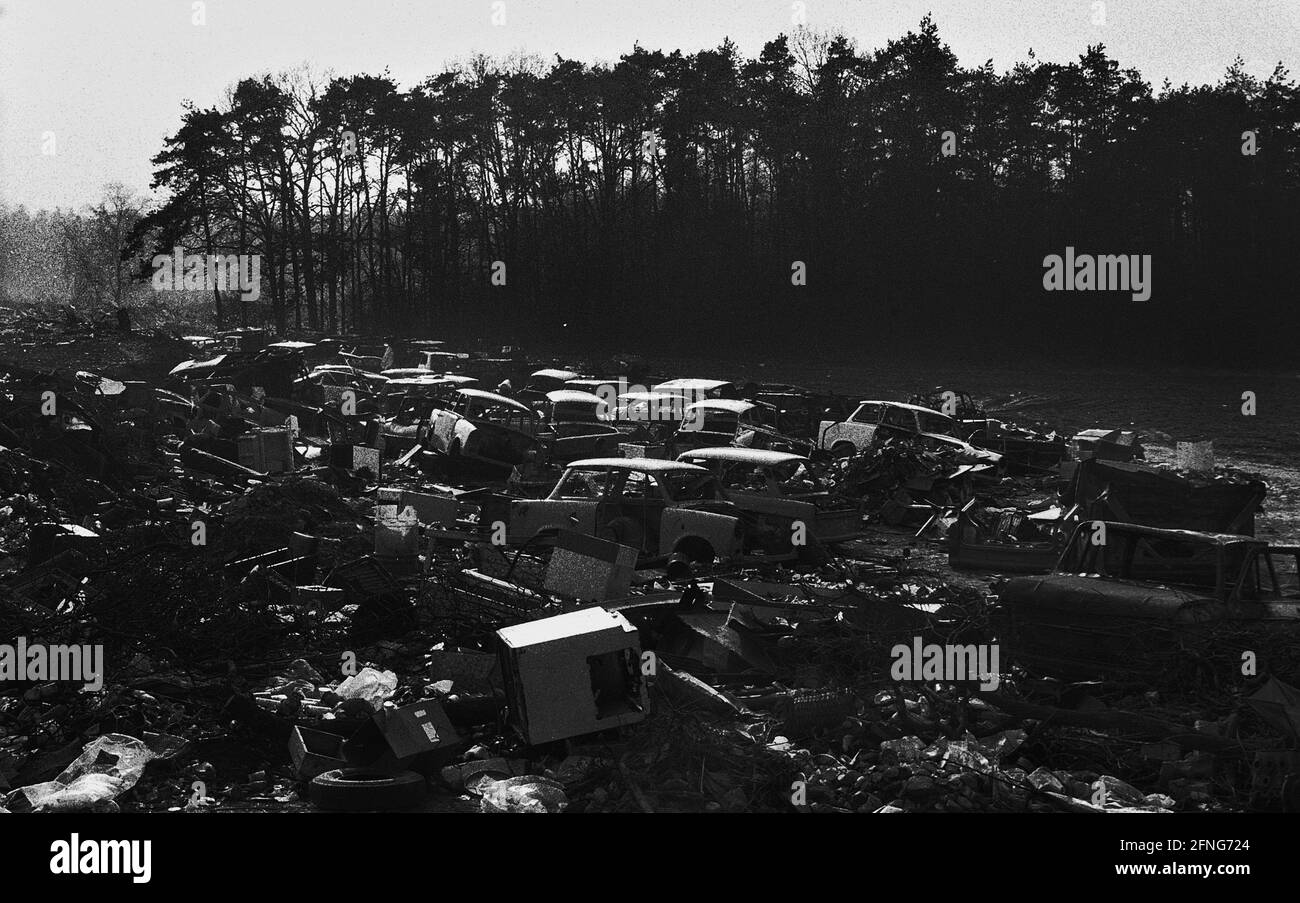 Brandebourg / GDR / 1990 Brandebourg: Paysages: La nouvelle liberté. Vous pouvez jeter vos ordures n'importe où et personne n'est puni. Dépotoir de déchets sauvages près de Blumberg, au nord de Berlin // fin de la RDA *** Légende locale *** dépotoir de déchets illégaux près de Blumberg symbolisant la fin de l'Allemagne communiste. // déchets / automobile / environnement / [traduction automatique] Banque D'Images