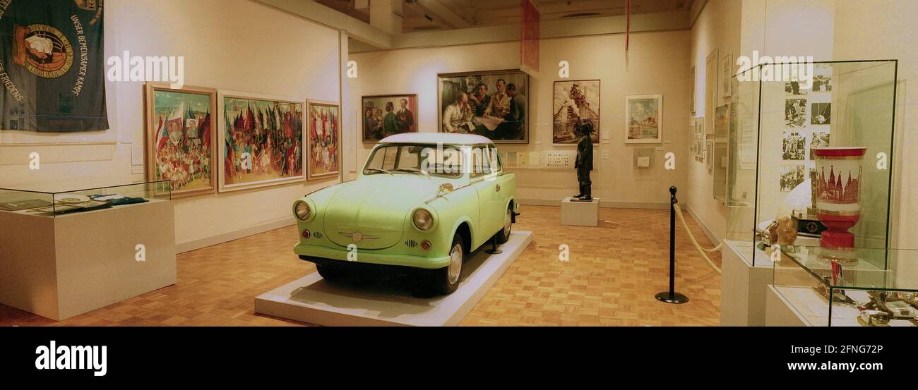 Berlin / GDR / 1996 fin de la GDR : le Trabi est dans le musée. Musée historique allemand avec une exposition d'art GDR, objets de tous les jours et symboles d'état // circulation / voiture / Trabant [traduction automatique] Banque D'Images