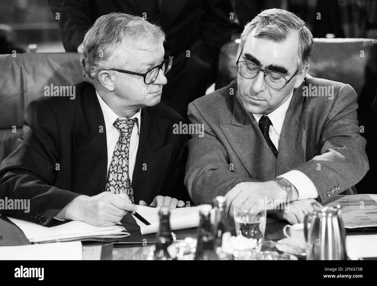 Le ministre fédéral de l'intérieur Rudolf SEITERS , CDU , et le ministre fédéral des Finances Theo WAIGEL , CSU , lors d'une réunion du cabinet en avril 1993 [traduction automatique] Banque D'Images