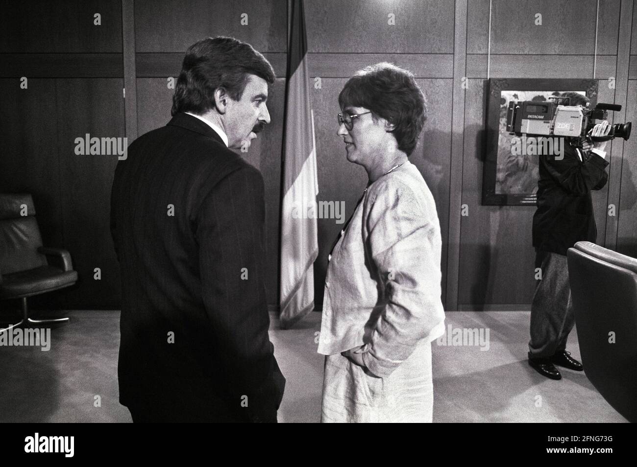 Allemagne, Bonn, 30.08.1989. Archive No: 07-69-03 Réunion du Cabinet fédéral photo: Le ministre fédéral de l'éducation Jürgen W. Möllemann et Irmgard Schwaietzer, ministre d'État aux Affaires étrangères [traduction automatique] Banque D'Images