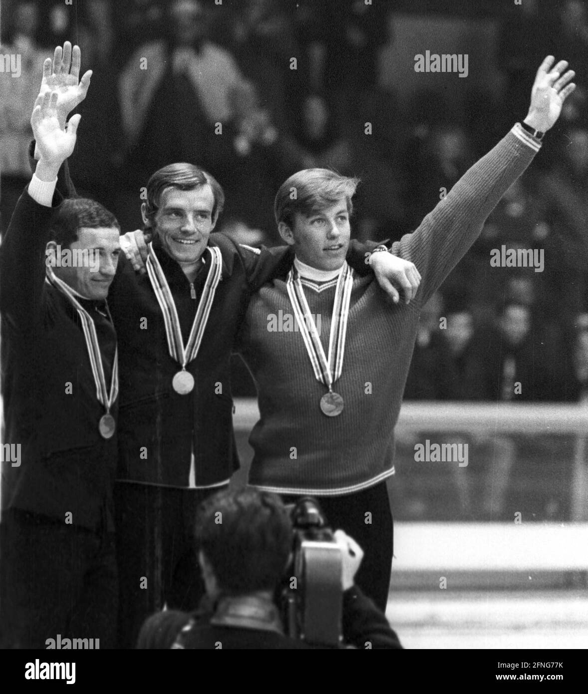 Jeux Olympiques d'hiver à Grenoble 1968. Cérémonie de remise des prix en descente. Jean-Claude Killy (FRA./Middle) or, Guy Perillat (FRA/Li.) argent et Jean-Daniel Dätwyler (SUI/RE.) bronze. 09.02.1968. [traduction automatique] Banque D'Images