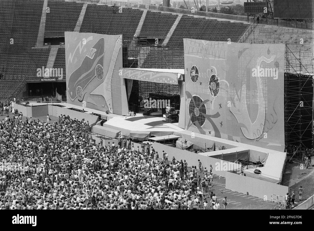 Des spectateurs se tiennent devant la scène au concert Rolling Stones à l'Olympiastadion de Munich. [traduction automatique] Banque D'Images